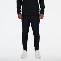 Spodnie męskie New Balance MP41143BK – czarne. Czarne długie spodnie sportowe męskie New Balance, bez wzorów, z materiału, na fitness i siłownię. Za 399.99 zł.