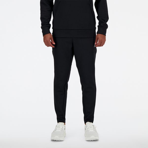Spodnie męskie New Balance MP41143BK – czarne. Czarne długie spodnie sportowe męskie New Balance, bez wzorów, z materiału, na fitness i siłownię. Za 399.99 zł.