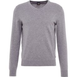 BOSS CASUAL ALBONOP Sweter light pastel grey. Szare swetry męskie BOSS CASUAL, z bawełny, casualowe. Za 499.00 zł.
