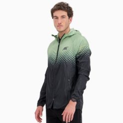 Kurtka wiatroszczelna męska do biegania i na szlak PERFORMANCE WINDBREAKER. Zielone kurtki męskie BODYCROSS, na zimę, m, bez wzorów, z materiału, bez kaptura, do biegania. Za 739.99 zł.
