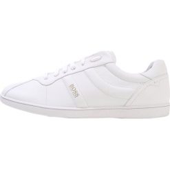 BOSS CASUAL RUMBA TENN Sneakersy niskie white. Buty sportowe na co dzień męskie marki BOSS CASUAL. W wyprzedaży za 575.20 zł.
