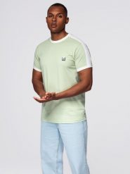 T-shirt męski z kontrastowymi lampasami – pistacjowy V9 - Rozmiar: M. Zielone t-shirty męskie Ombre Clothing, m, z aplikacjami, z bawełny, bez kołnierzyka, bez ramiączek. W wyprzedaży za 82.49 zł.