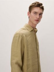 Koszula comfort fit - oliwkowy. Zielone koszule męskie Reserved, l, bez wzorów, bez kołnierzyka, bez ramiączek. W wyprzedaży za 59.99 zł.