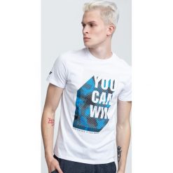 T-shirt męski TSM014 - biały. Białe t-shirty męskie 4f, z nadrukiem, z bawełny, z krótkim rękawem. W wyprzedaży za 44.99 zł.