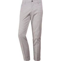 Patrizia Pepe Chinosy optical. Szare eleganckie spodnie męskie Patrizia Pepe, z bawełny. W wyprzedaży za 527.40 zł.