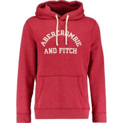 Abercrombie & Fitch DOORBUSTER Bluza z kapturem red. Bluzy nierozpinane męskie marki Abercrombie & Fitch. Za 349.00 zł.