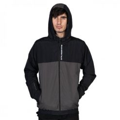 Kurtka wodoodporna Stay Strong Cut Off Verticle. Czarne kurtki męskie STAY STRONG, bez wzorów, sportowe, bez ramiączek, bez kaptura. W wyprzedaży za 245.00 zł.