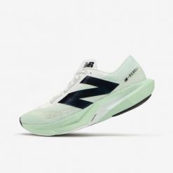 Buty do biegania męskie New Balance Fuelcell Rebel V4. Białe buty do biegania męskie New Balance, bez wzorów, z kauczuku, bez zapięcia, do biegania. W wyprzedaży za 449.99 zł.