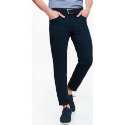 SPODNIE MĘSKIE Z TKANINY PREMIUM O KROJU SLIM. Spodnie na co dzień męskie TOP SECRET. W wyprzedaży za 69.99 zł.