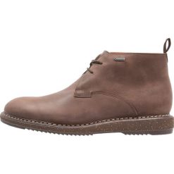 Clarks KENLEY MID GTX Botki sznurowane brown. Brązowe sztyblety męskie Clarks, z materiału, na sznurówki. W wyprzedaży za 503.20 zł.