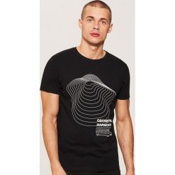 T-shirt z nadrukiem - Czarny. Czarne t-shirty męskie House, z nadrukiem. Za 39.99 zł.