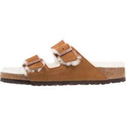 Birkenstock ARIZONA Klapki brown. Brązowe klapki i japonki męskie Birkenstock, z futra. W wyprzedaży za 399.20 zł.