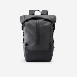 Plecak rolltop Decathlon 29 litrów. Czarne plecaki męskie Decathlon, bez wzorów, z materiału. Za 219.99 zł.