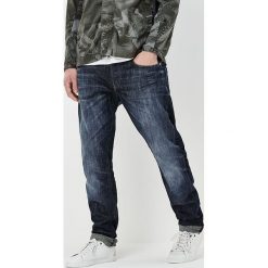 Dżinsy "Holmer" - Tapered fit - w kolorze granatowym. Niebieskie jeansy męskie G-Star, z aplikacjami, klasyczne. W wyprzedaży za 265.95 zł.