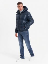 Ciepła kurtka męska puffer ze ściągaczami – granatowa V2 - Rozmiar: XL. Niebieskie kurtki męskie Ombre Clothing, na zimę, m, z aplikacjami, z gumy, bez ramiączek, z kapturem. W wyprzedaży za 314.99 zł.