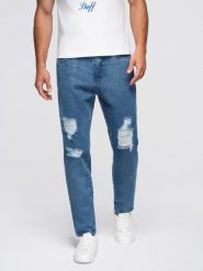 Jeansowe spodnie męskie CARROT FIT z przetarciami – niebieskie V2 - Rozmiar: M. Niebieskie spodnie na co dzień męskie Ombre Clothing, z aplikacjami, z bawełny, klasyczne. W wyprzedaży za 191.99 zł.