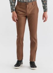 PAKO LORENTE – Jasnobrązowe spodnie męskie o kroju Slim Fit. Brązowe spodnie na co dzień męskie Pako Lorente, bez wzorów, z bawełny, casualowe. Za 79.99 zł.