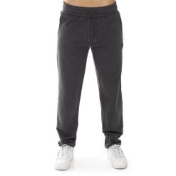 Spodnie dresowe z bawełna z kieszenie na trening. Szare spodnie dresowe męskie LEONE 1947 APPAREL, bez wzorów, z bawełny. W wyprzedaży za 96.62 zł.