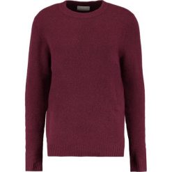 Samsøe & Samsøe BUTLER Sweter windsor wine. Czerwone swetry męskie Samsøe & Samsøe, z elastanu. W wyprzedaży za 389.35 zł.