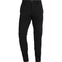 DOCKERS ALPHA Spodnie materiałowe black. Spodnie na co dzień męskie marki DOCKERS. Za 399.00 zł.