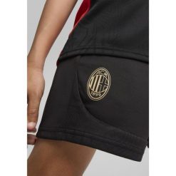 Młodzieżowe szorty treningowe AC Milan PUMA Black For All Time Red. Czarna szorty sportowe męskie Puma, bez wzorów, młodzieżowe. W wyprzedaży za 154.90 zł.