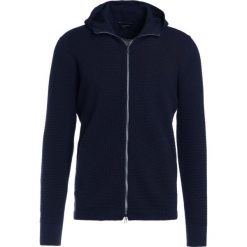 Roberto Collina Kardigan navy. Kardigany męskie marki Roberto Collina. W wyprzedaży za 589.50 zł.