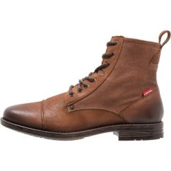 Levi's® EMERSON Botki sznurowane medium brown. Buty zimowe męskie marki Levi's. W wyprzedaży za 413.10 zł.