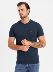 Koszulka męska SLIM FIT z okrągłym dekoltem i logotypem – granatowa V2 - Rozmiar: M. Niebieskie t-shirty męskie Ombre Clothing, m, bez wzorów, z bawełny, bez kołnierzyka, bez ramiączek. W wyprzedaży za 24.99 zł.