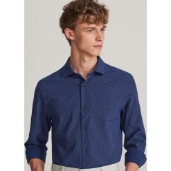 Koszula slim fit z drobnym nadrukiem - Granatowy. Koszule męskie Reserved. Za 99.99 zł.