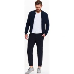 SPODNIE GŁADKIE TYPU CHINO O DOPASOWANYM KROJU. Eleganckie spodnie męskie marki TOP SECRET. W wyprzedaży za 39.99 zł.