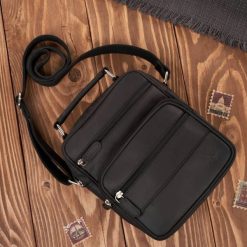 Saszetka męska na ramię skórzana vintage do pracy praktyczna czarna Paolo Peruzzi T-128-HBL. Czarne saszetki męskie bez wzorów, z materiału, biznesowe, do ręki, małe. Za 229.99 zł.