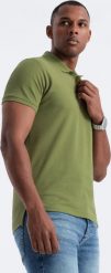 Ombre Męska koszulka polo jednokolorowa BASIC z dzianiny pique - oliwkowa V21 OM-POBS-0100 XL. Zielone koszulki polo męskie Ombre, m, bez wzorów, z dzianiny, bez kołnierzyka, bez ramiączek. Za 79.99 zł.