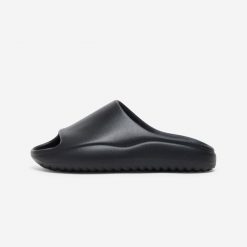 Klapki Unisex Slide. Czarne klapki i japonki męskie Decathlon, bez wzorów. W wyprzedaży za 79.99 zł.
