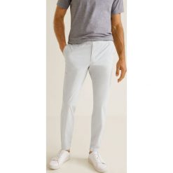 Mango Man - Spodnie Roma3. Szare spodnie na co dzień męskie Mango Man, z bawełny, casualowe. W wyprzedaży za 69.90 zł.