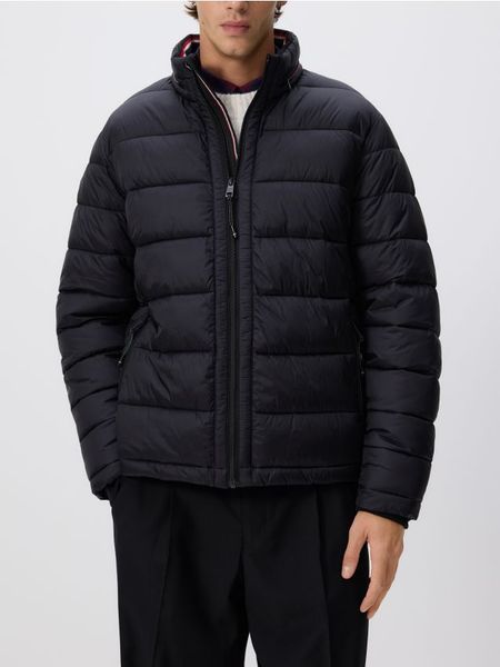 Pikowana kurtka z chowanym kapturem - czarny. Czarne kurtki męskie Reserved, l, bez wzorów, bez ramiączek. Za 279.99 zł.