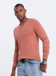 Sweter męski z haftem - różowy V18 - Rozmiar: XL. Czerwone swetry męskie Ombre Clothing, bez wzorów, z wiskozy, eleganckie, bez kołnierzyka, bez ramiączek. W wyprzedaży za 39.99 zł.