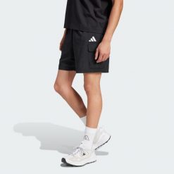 Szorty Essentials Small Logo Cargo Chelsea. Białe szorty sportowe męskie ADIDAS, bez wzorów, z materiału, sportowe. W wyprzedaży za 134.25 zł.