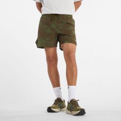Spodenki męskie New Balance MS43285WDL – zielone. Zielone szorty sportowe męskie New Balance, bez wzorów, z materiału, sportowe. Za 299.99 zł.