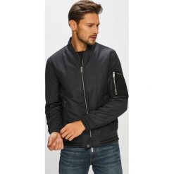 Armani Exchange - Kurtka bomber. Czarne kurtki męskie Armani Exchange, z krótkim rękawem. W wyprzedaży za 699.90 zł.