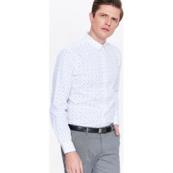 KOSZULA MĘSKA SLIM Z NADRUKIEM I KOŁNIERZEM TYPU SMALL KENT. Koszule męskie marki TOP SECRET. W wyprzedaży za 69.99 zł.