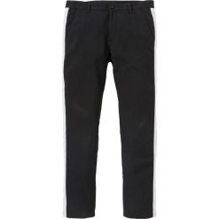 Spodnie garniturowe z paskiem z boku Slim Fit Straight bonprix czarny. Eleganckie spodnie męskie marki bonprix. Za 37.99 zł.