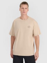 4F T-shirt oversize z nadrukiem męski - beżowy M. Brązowe t-shirty męskie 4f, m, bez wzorów, z bawełny, bez kołnierzyka, bez ramiączek. W wyprzedaży za 59.99 zł.