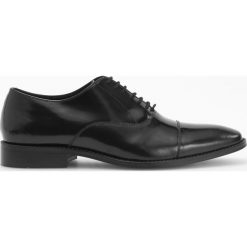 Skórzane półbuty typu oxford - Czarny. Eleganckie półbuty męskie marki Reserved. W wyprzedaży za 99.99 zł.