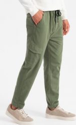 Ombre Męskie dzianinowe joggery z kieszeniami cargo oliwkowe V3 OM-PAJO-0199 XL. Zielone długie spodnie sportowe męskie Ombre, bez wzorów, z dzianiny. Za 239.99 zł.
