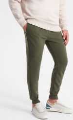 Ombre Spodnie dresowe męskie z tkaniny ottoman - ciemnooliwkowe V3 OM-PASK-0129 XL. Zielone długie spodnie sportowe męskie Ombre, bez wzorów, z dresówki. Za 49.99 zł.