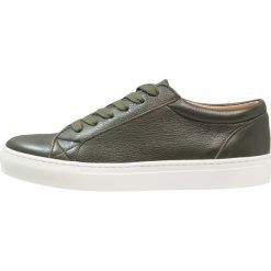 Samsøe & Samsøe PAPILLON Sneakersy niskie thyme. Zielone trampki męskie Samsøe & Samsøe, z materiału. W wyprzedaży za 345.95 zł.