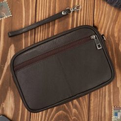 Paolo Peruzzi Saszetka męska do ręki skórzana dwukomorowa brązowa T-131-BR. Brązowe saszetki męskie Paolo Peruzzi, bez wzorów. Za 186.65 zł.