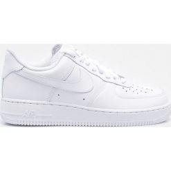 Nike Sportswear - Buty Air Force 1. Białe buty sportowe na co dzień męskie Nike Sportswear, bez wzorów, z materiału, sportowe, bez ramiączek, bez kaptura. Za 419.90 zł.