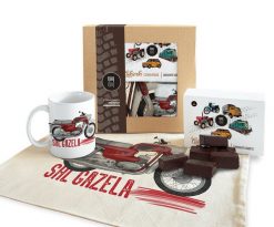 SHL M17 Gazela — paczka (Zawartość paczki: koszulka, torba, kubek, słodycze; Rozmiar koszulki / bluzy: S (męska); Kolor koszulki / bluzy: jasnoszary m. Szare bluzy nierozpinane męskie nikiniki, m, bez wzorów, z bawełny, klasyczne, bez ramiączek, bez kaptura. Za 169.00 zł.