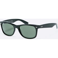 Ray-Ban - Okulary New Wayfarer. Czarne okulary przeciwsłoneczne męskie Ray-Ban, bez wzorów, z materiału, szklane, prostokątne. W wyprzedaży za 399.90 zł.